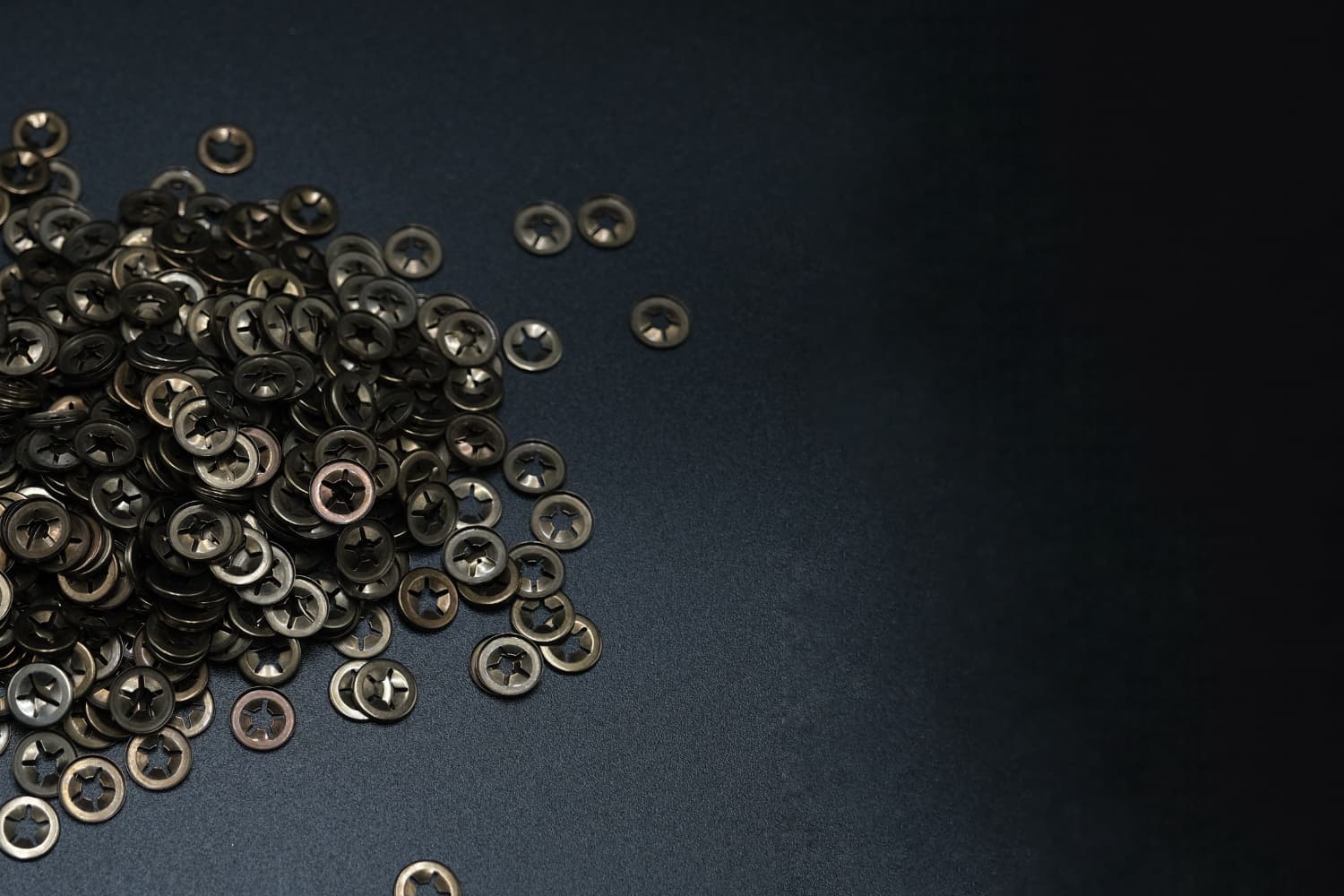 Sistema di fissaggio meccanico STARLOCK per perni e applicazioni industriali